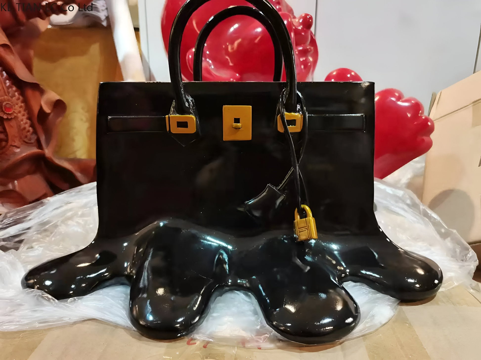 Melantha - Stylish Resin Vase in Handbag Silhouette 11