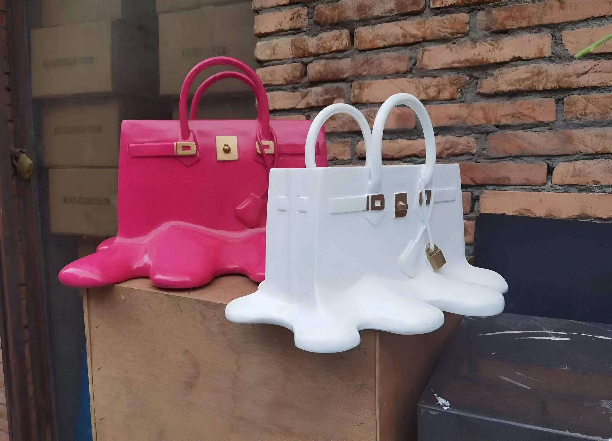 Melantha - Stylish Resin Vase in Handbag Silhouette 5