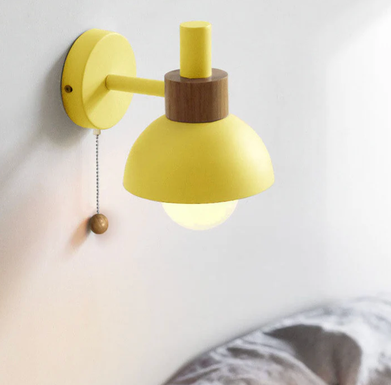 Chain Wall Sconce – A Modern Wall Lamp with a Wooden Accent 1
