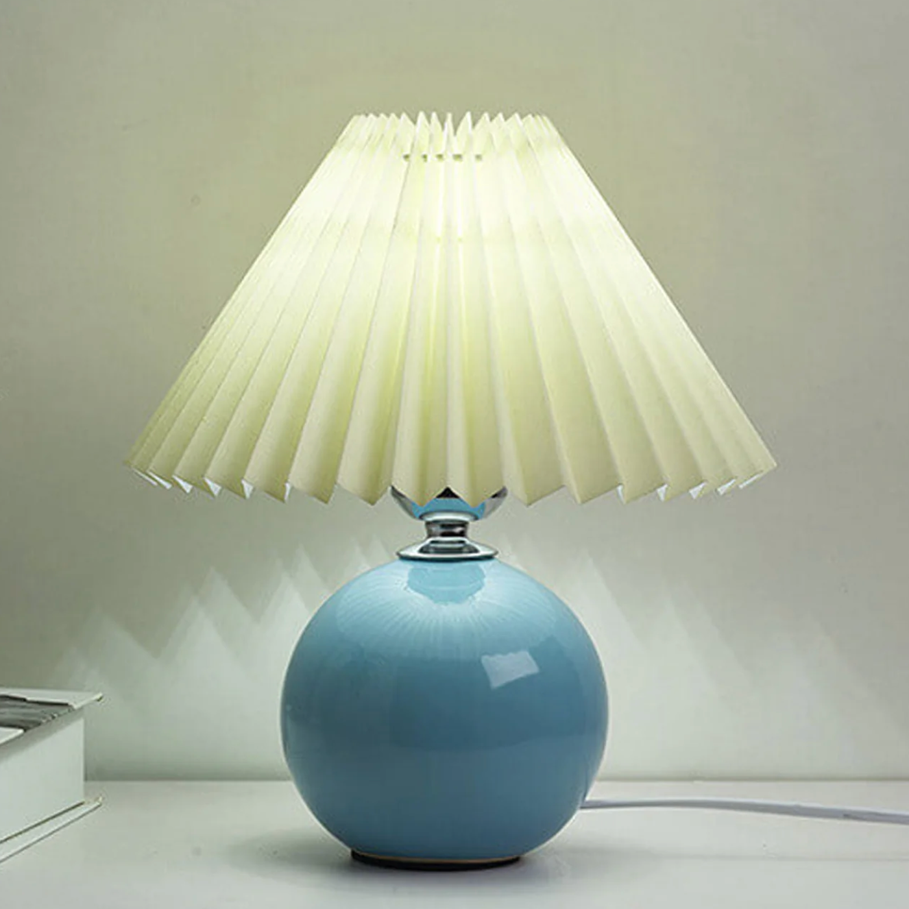 Table lamp with a pleated shade – a designer ball with a ceramic base 6