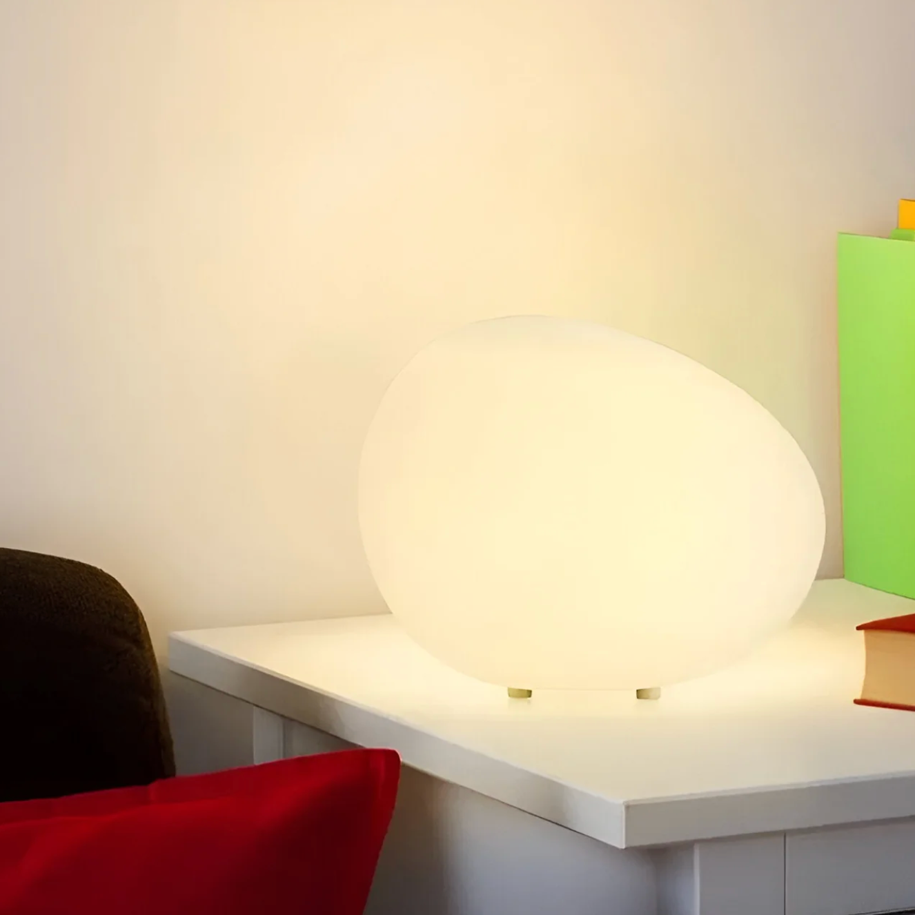 Stone-shaped table lamp – minimalist elegance in an organic form 2