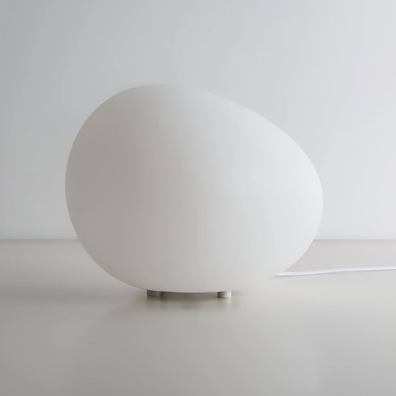 Stone-shaped table lamp – minimalist elegance in an organic form 3